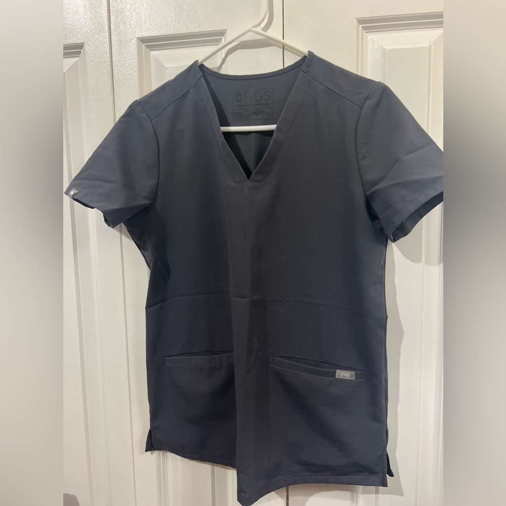 FIGS women’s scrub top with two front pockets